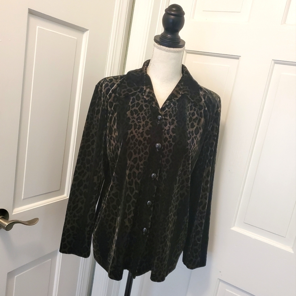 Joan Fagin New York Leopard Print Velour Feel Button front top Size Large